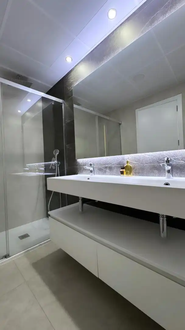 Bathroom of Apartments for rent in Benidorm  with Air Conditioner, Heating and Private garden