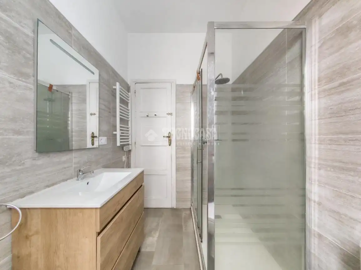 Bathroom of Flat for sale in Madrid  with Parquet flooring