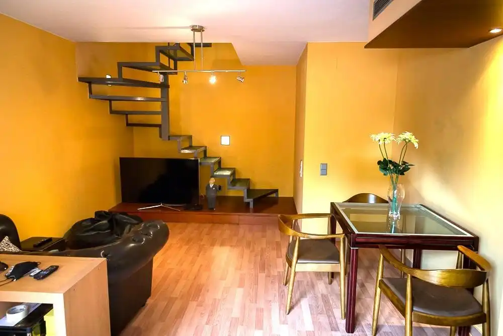 Sala d'estar de Dúplex en venda en Barcelona amb Aire condicionat, Parquet i Terrassa