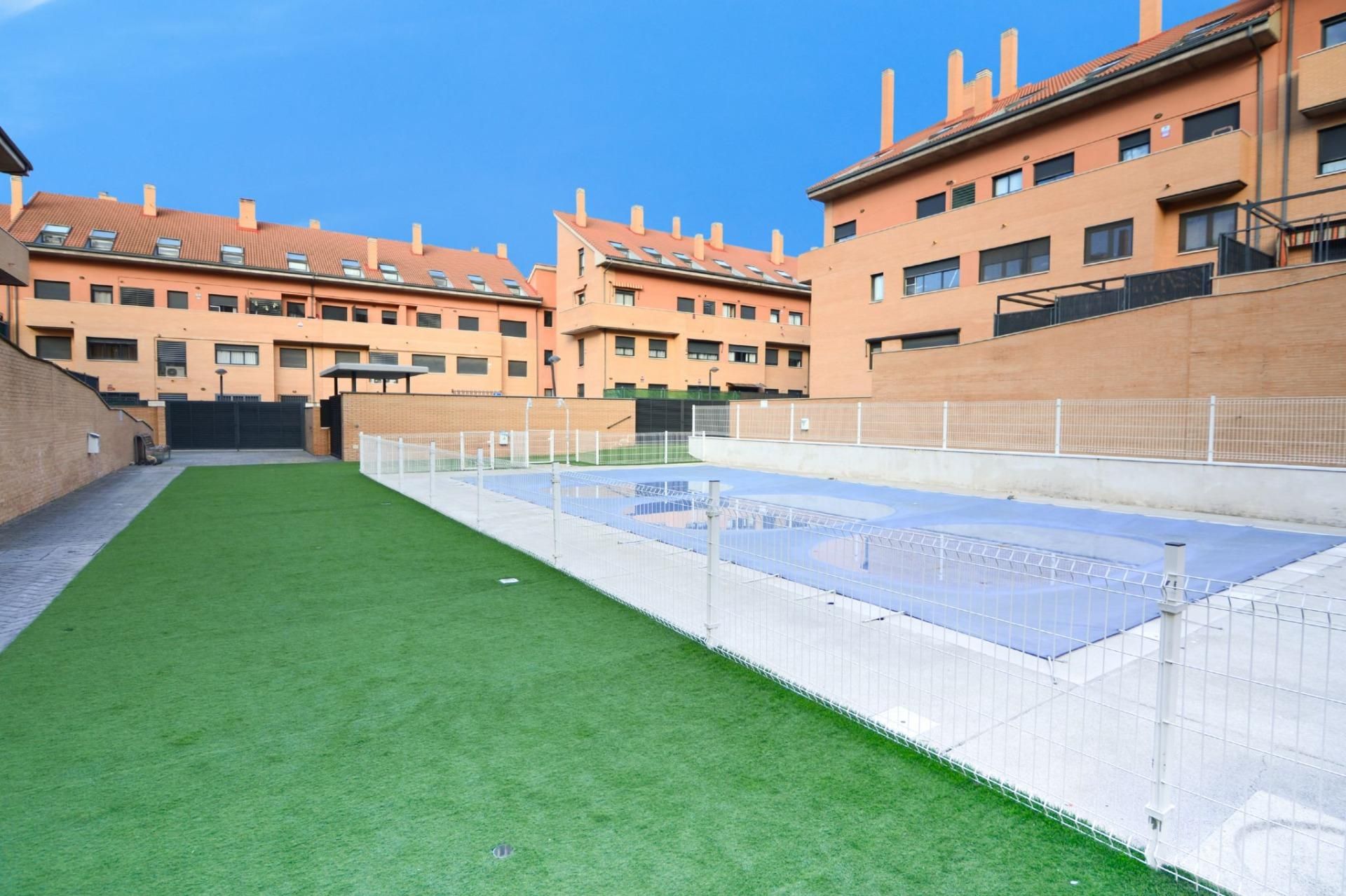 Vista exterior de Dúplex en venda en Méntrida amb Calefacció, Terrassa i Traster