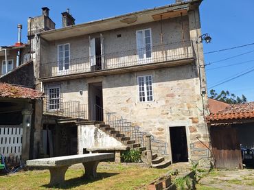 House with garden for sale in Cuntis