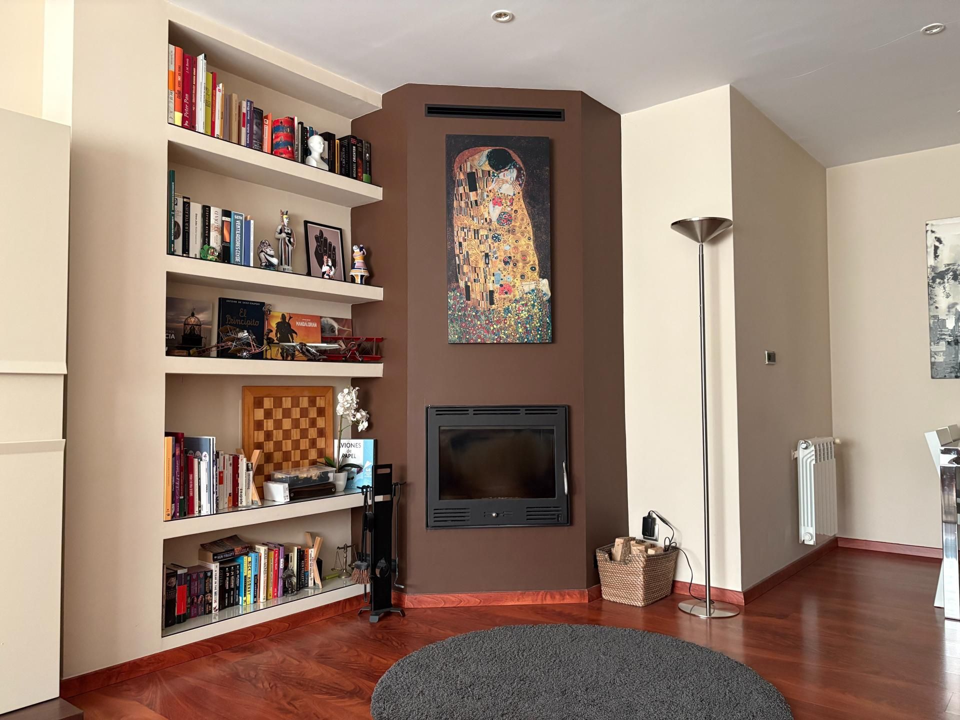 Sala d'estar de Dúplex en venda en Santiago de Compostela  amb Calefacció