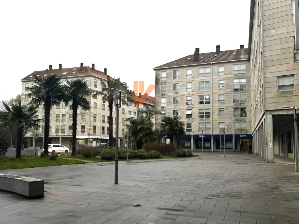 Vista exterior de Local de alquiler en Santiago de Compostela 