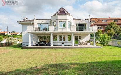 Vista exterior de Casa o xalet en venda en Santillana del Mar amb Calefacció, Jardí privat i Terrassa