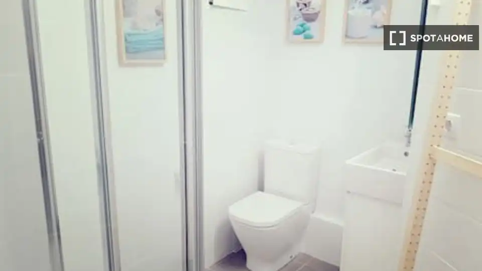 Baño de Piso de alquiler en Valencia con Aire acondicionado, Calefacción y Amueblado