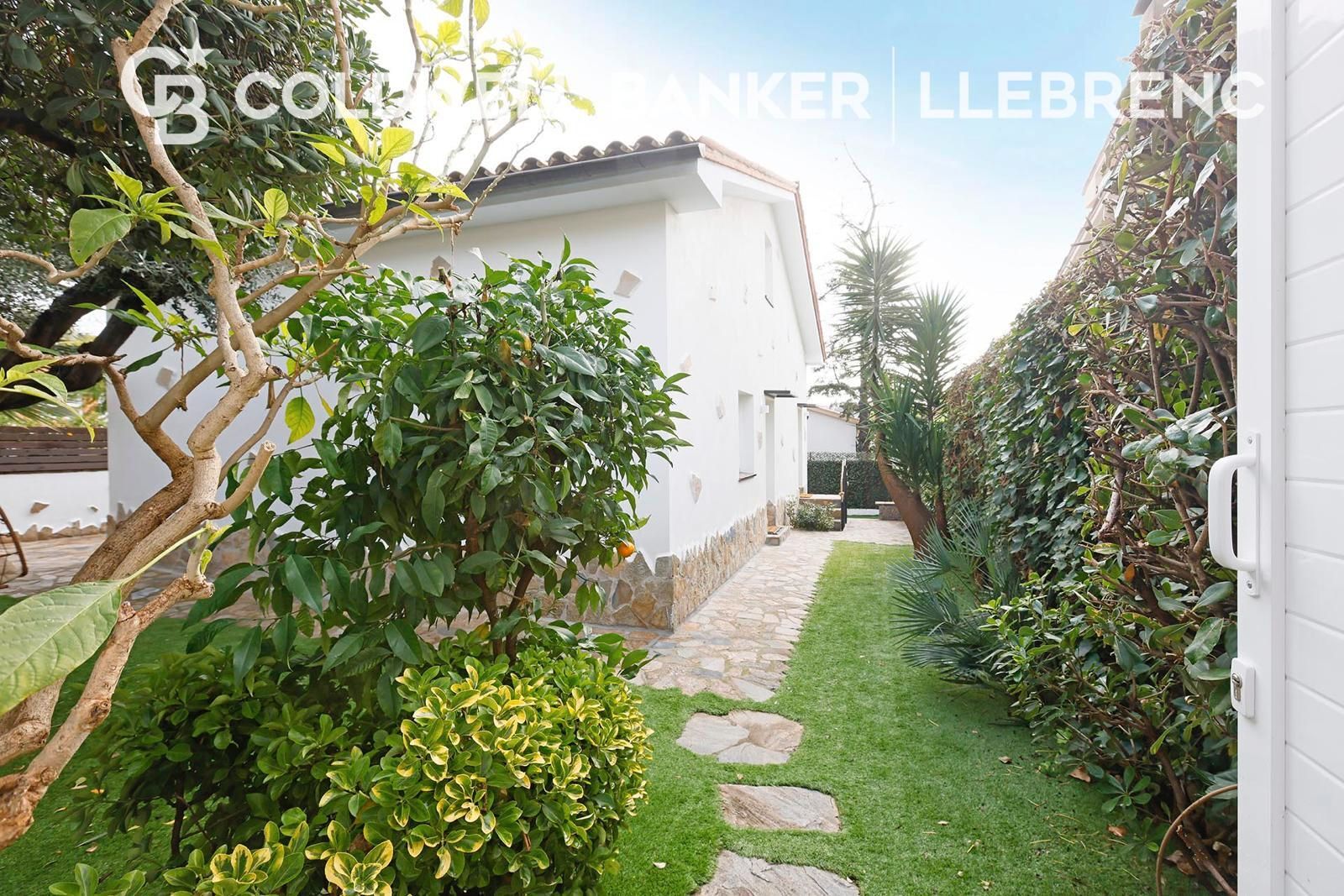 Exterior view of House or chalet for sale in Sant Just Desvern  with Air Conditioner, Heating and Private garden