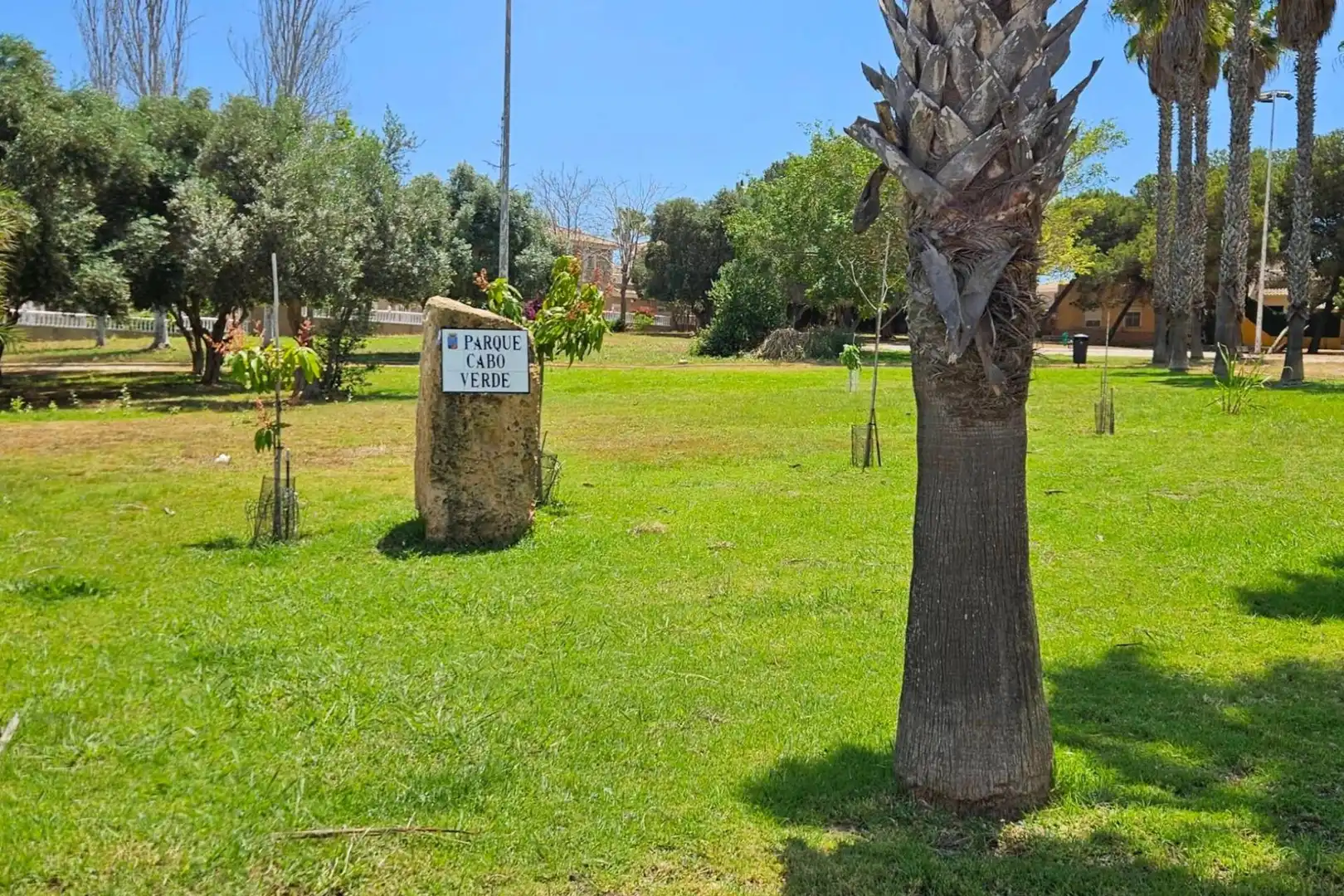 Parkplatz von Einfamilien-Reihenhaus zum Verkauf in Torrevieja mit Klimaanlage, Heizung und Terrasse
