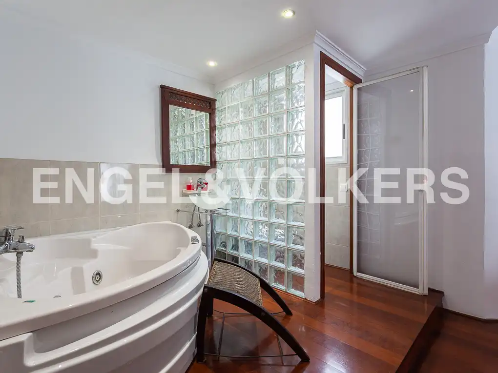 Baño de Ático de alquiler en Valencia con Aire acondicionado, Calefacción y Parquet