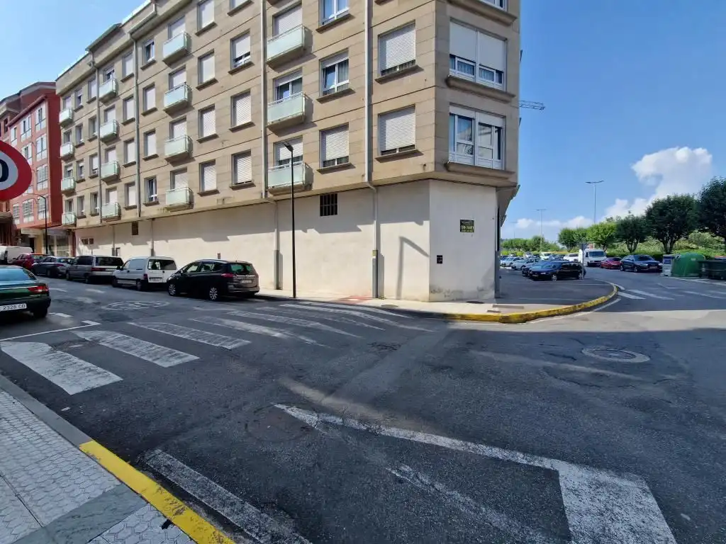 Local comercial de lloguer a Avenida da Constitución 19A