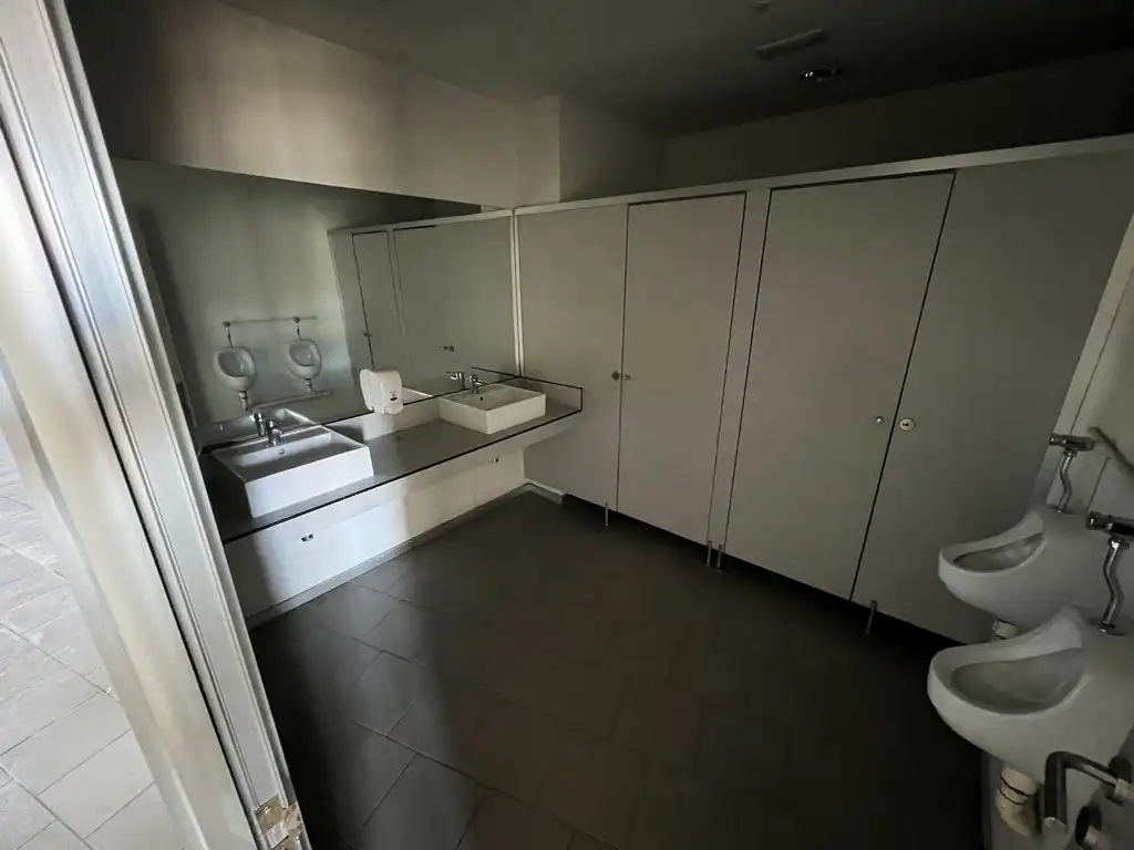 Baño de Nave industrial de alquiler en Oleiros con Calefacción