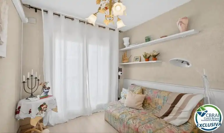 Habitación de Apartamento en venta en Empuriabrava con Aire acondicionado, Trastero y Piscina