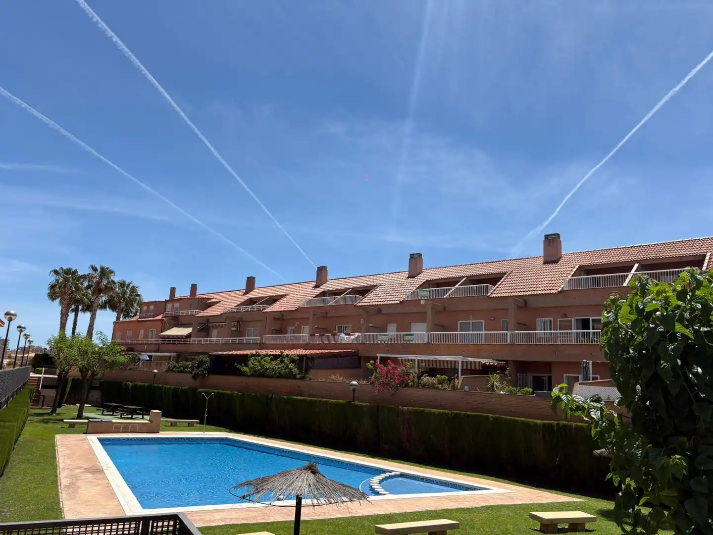 Vista exterior de Casa o xalet en venda en Alicante / Alacant amb Aire condicionat, Terrassa i Piscina comunitària