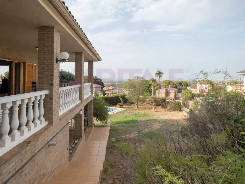 Garden of Houses for sale in Chiva  with Air Conditioner, Heating and Furnished