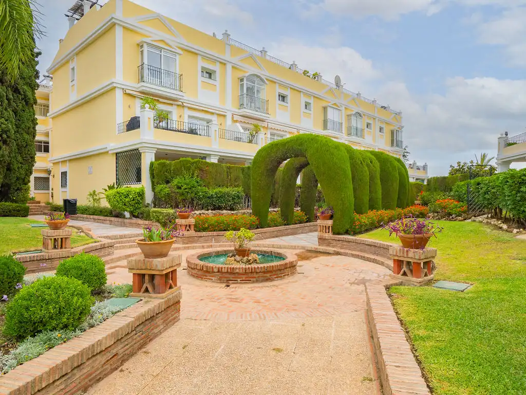 Vista exterior de Dúplex en venta en Marbella con Piscina