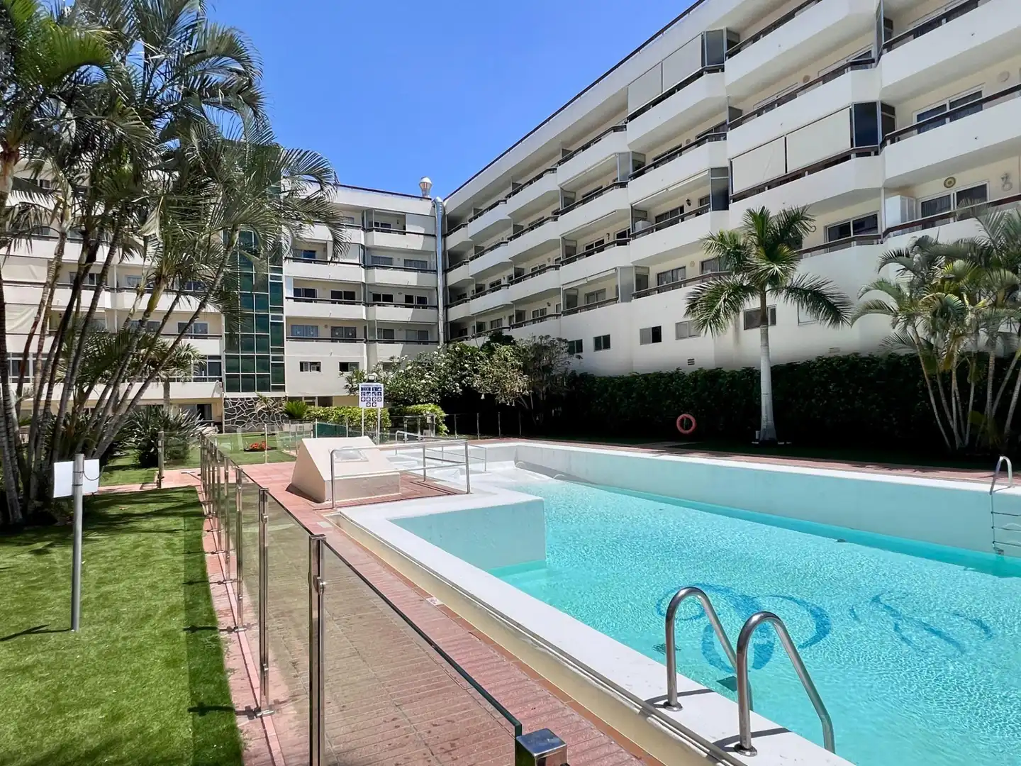 Piscina de Apartament en venda en San Bartolomé de Tirajana amb Aire condicionat, Jardí privat i Moblat