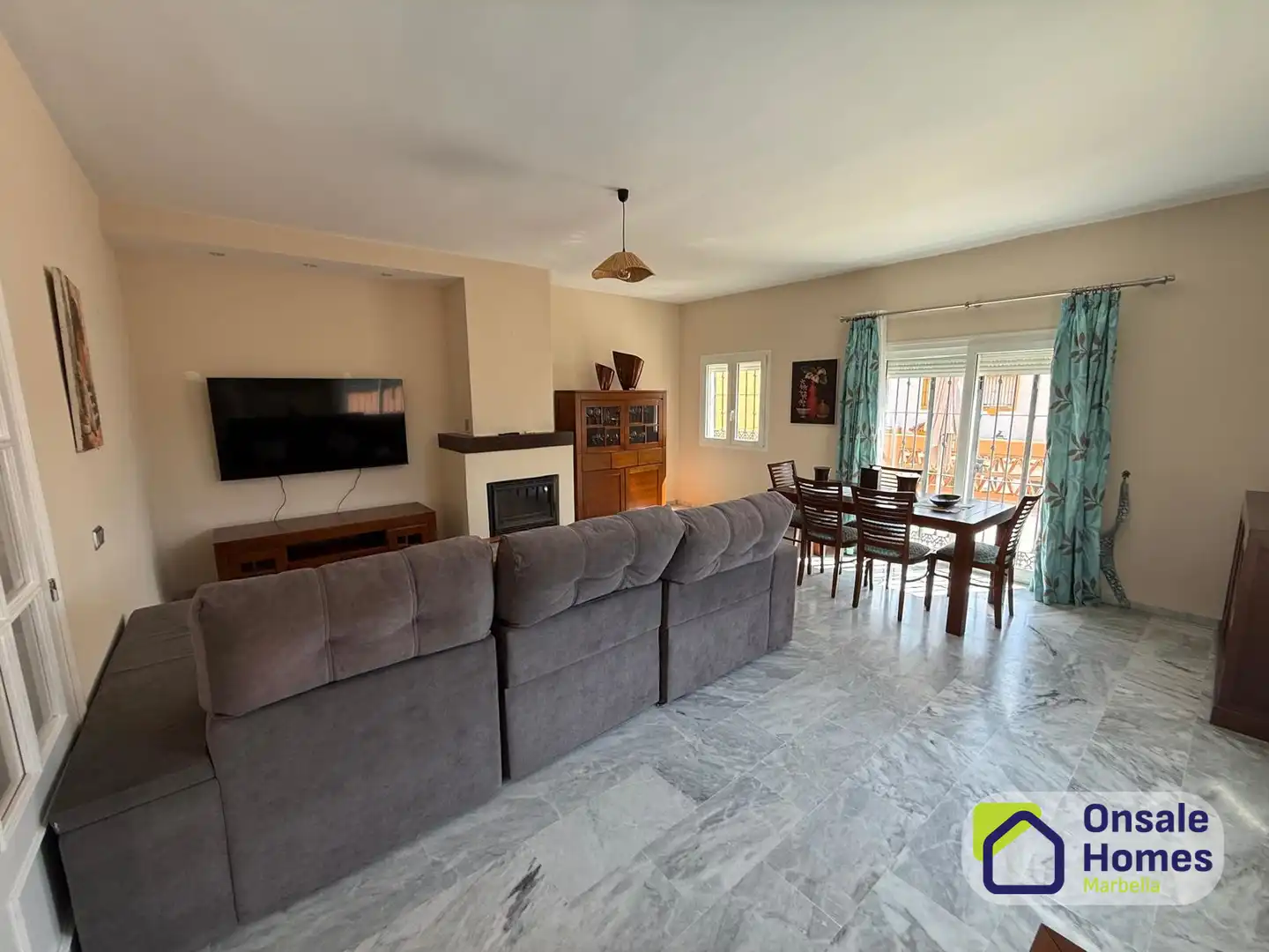 Sala de estar de Casa adosada en venta en Marbella con Aire acondicionado, Jardín privado y Terraza