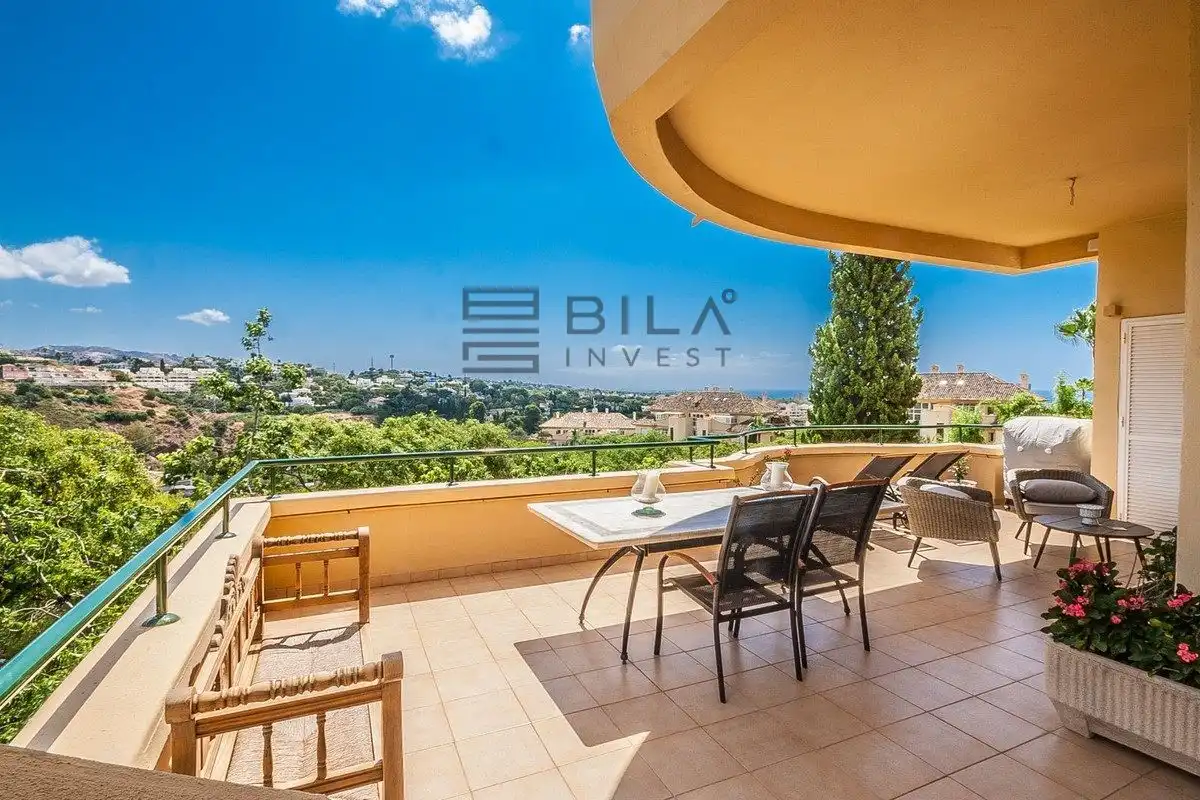 Piso con piscina en venta en Elviria Hills, imagen 3