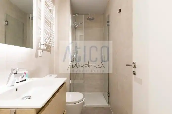 Bathroom of Flat for rent in Madrid  with Air Conditioner, Heating and Furnished