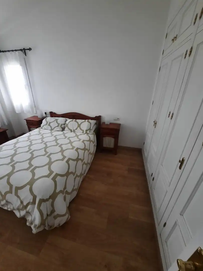 Habitación de Casa adosada de alquiler en La Línea de la Concepción con Jardín privado, Amueblado y Piscina comunitaria