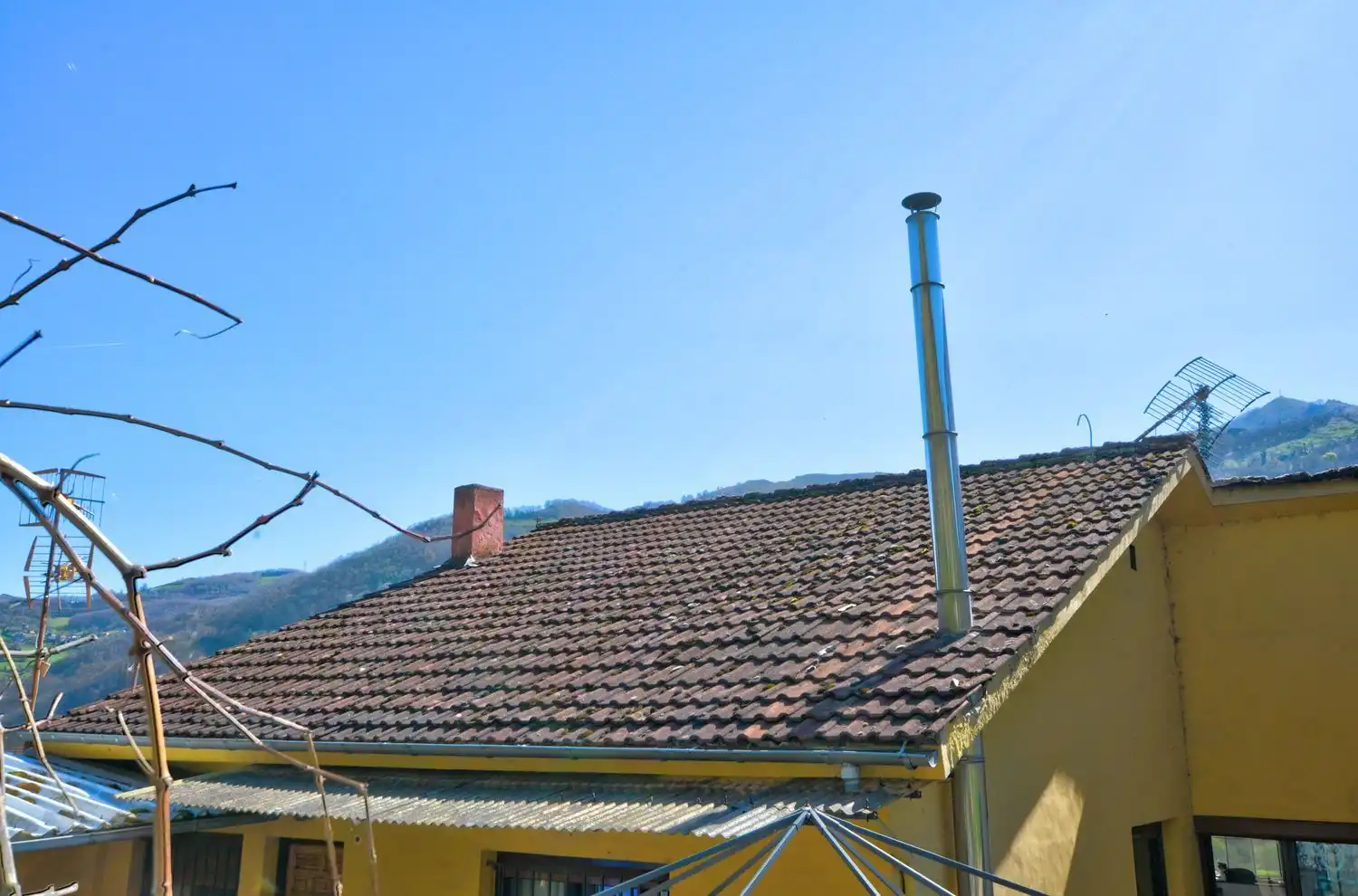 Vista exterior de Casa o xalet en venda en Lena amb Calefacció, Terrassa i Traster