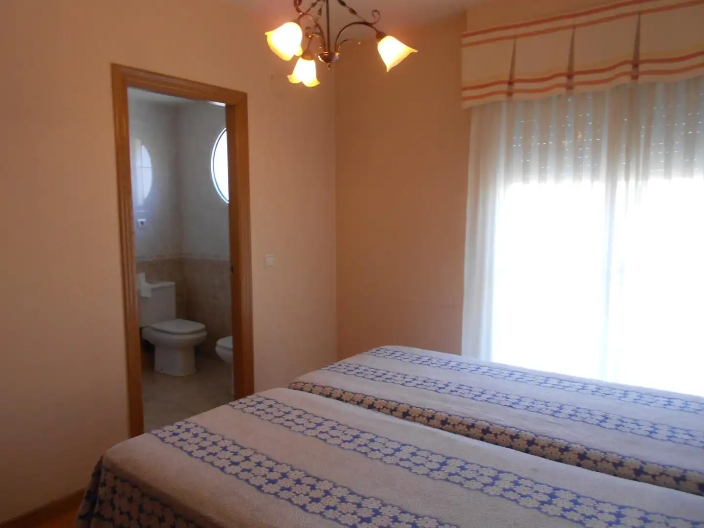 Schlafzimmer von Einfamilien-Reihenhaus zum Verkauf in Murcia mit Klimaanlage, Heizung und Privatgarten