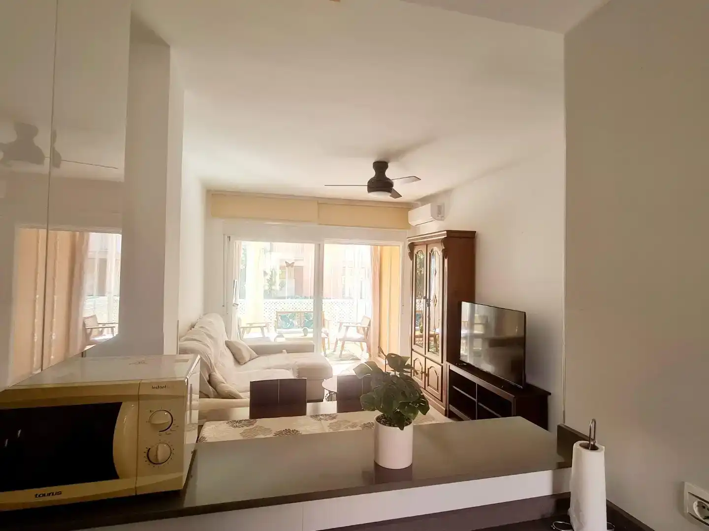 Living room of Flat for rent in Islantilla  with Air Conditioner, Private garden and Parquet flooring