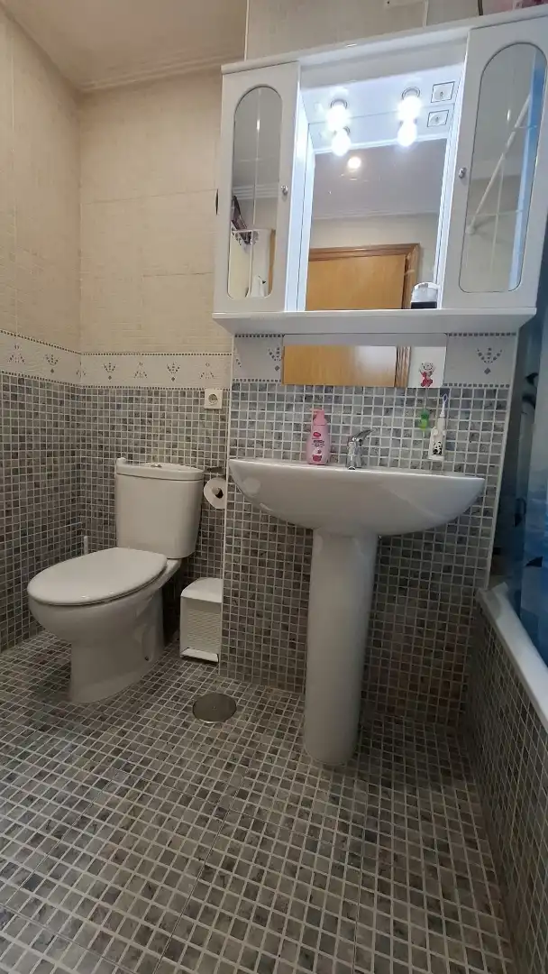 Badezimmer von Maisonette zum Verkauf in Sur