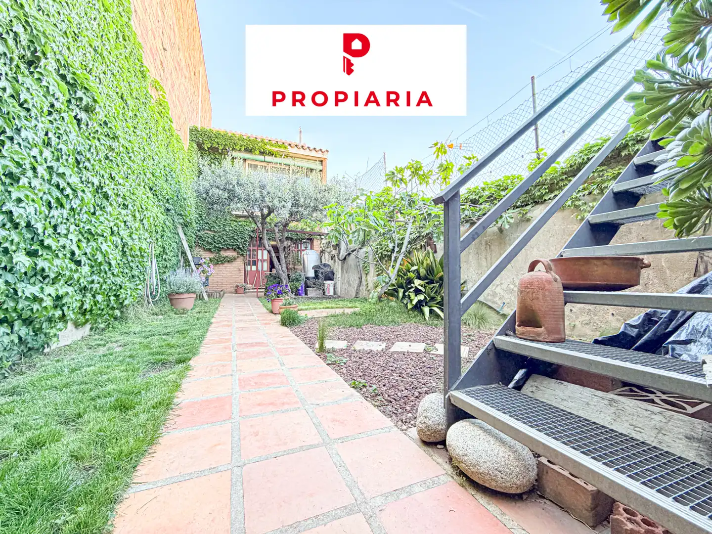 Vista exterior de Casa adosada en venda en Sant Vicenç Dels Horts amb Aire condicionat, Calefacció i Jardí privat