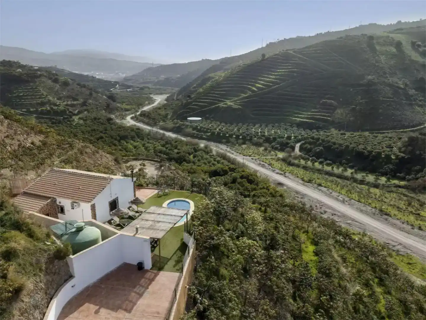 Vista exterior de Finca rústica de lloguer en Cútar amb Aire condicionat, Jardí privat i Piscina