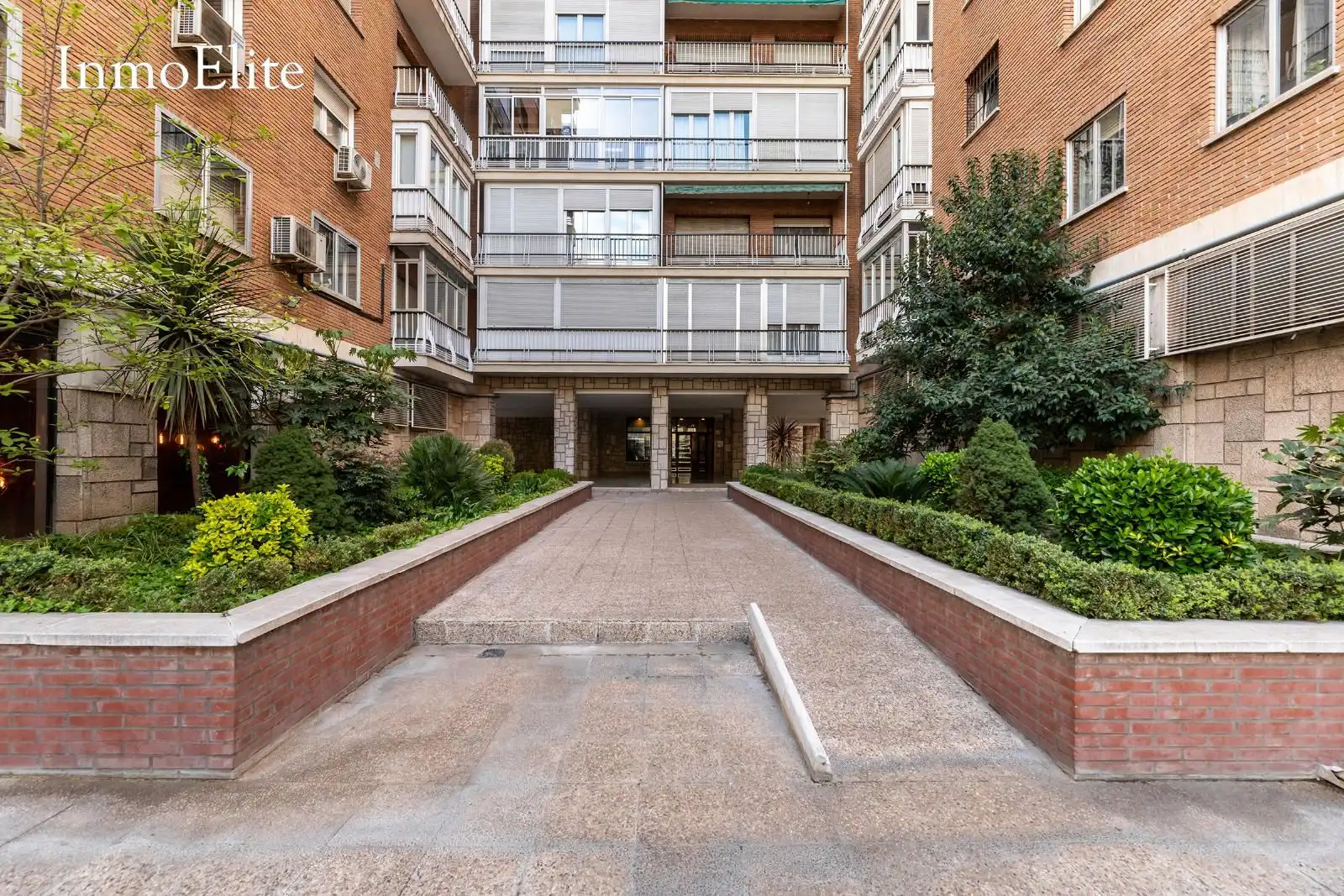 Außenansicht von Wohnung zum Verkauf in Madrid mit Heizung, Parkett und Terrasse