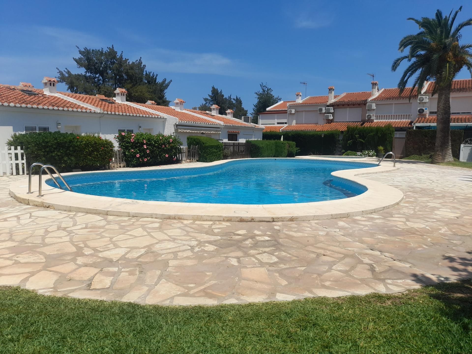 Piscina de Casa adosada en venda en Dénia amb Aire condicionat, Calefacció i Jardí privat