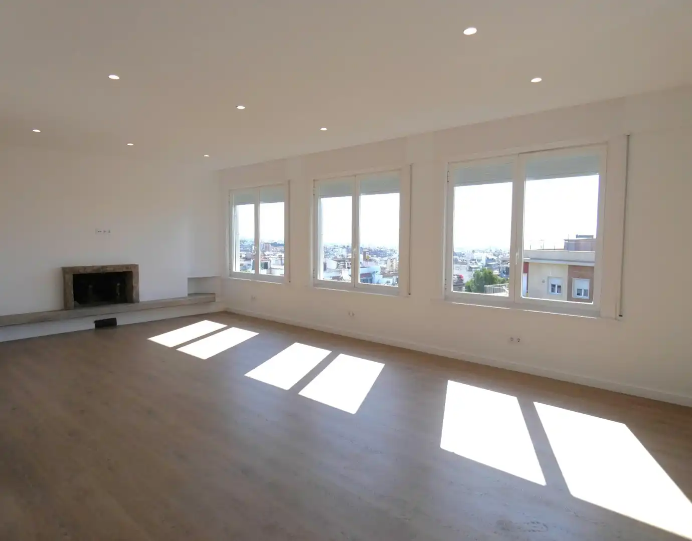 Wohnzimmer von Dachboden zur Miete in Barcelona mit Parkett