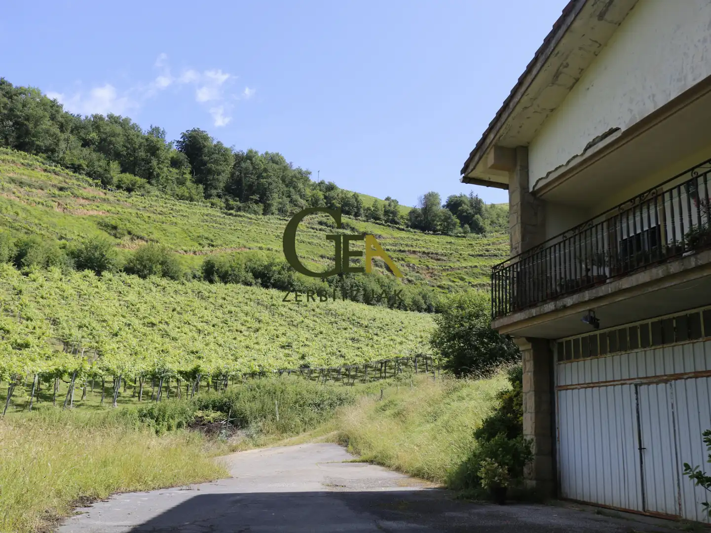 Einfamilien-Reihenhaus zum Verkauf in Alkiza mit Heizung, Privatgarten und Terrasse