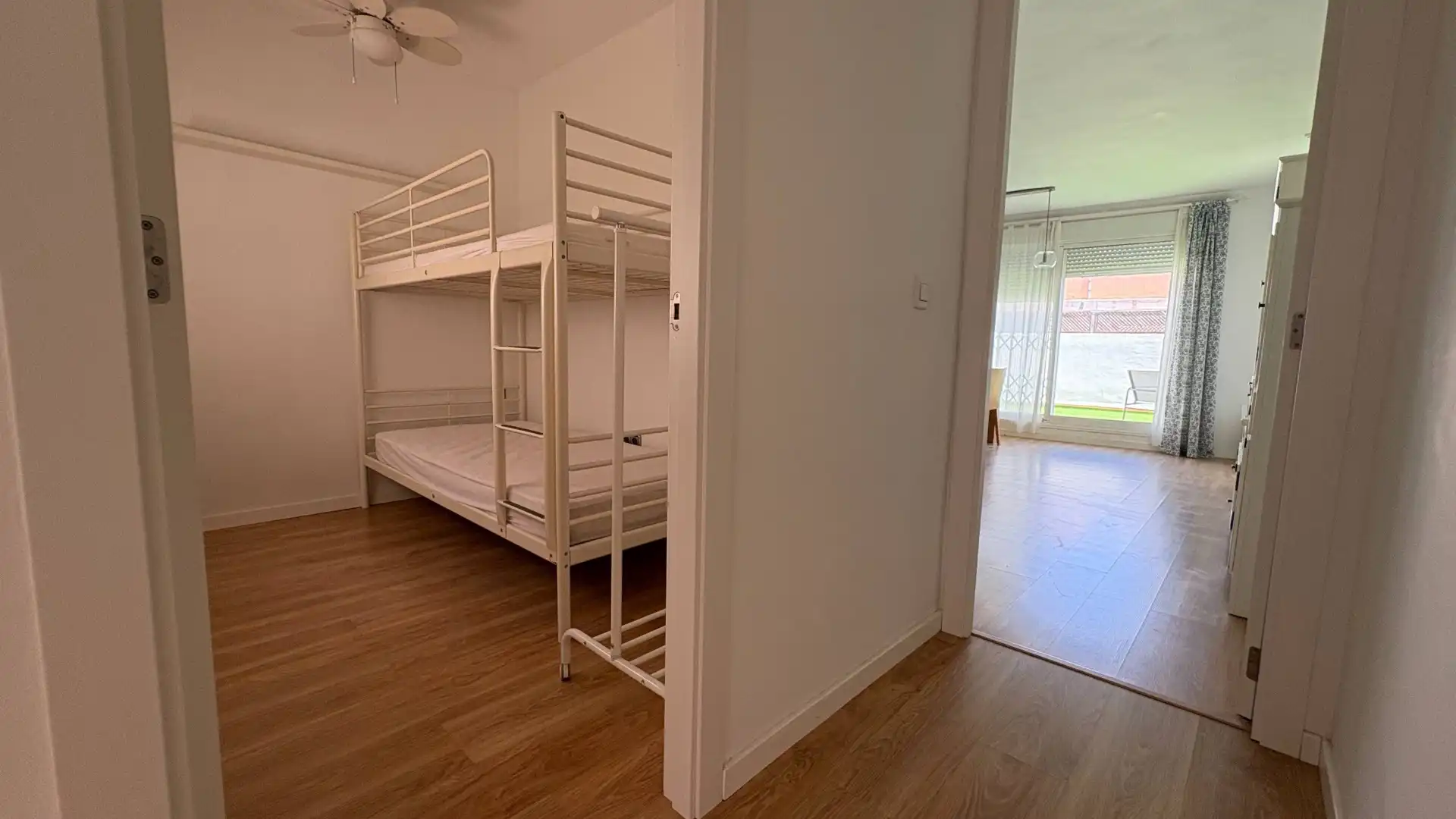Schlafzimmer von Dachboden zur Miete in Paterna mit Klimaanlage, Heizung und Terrasse