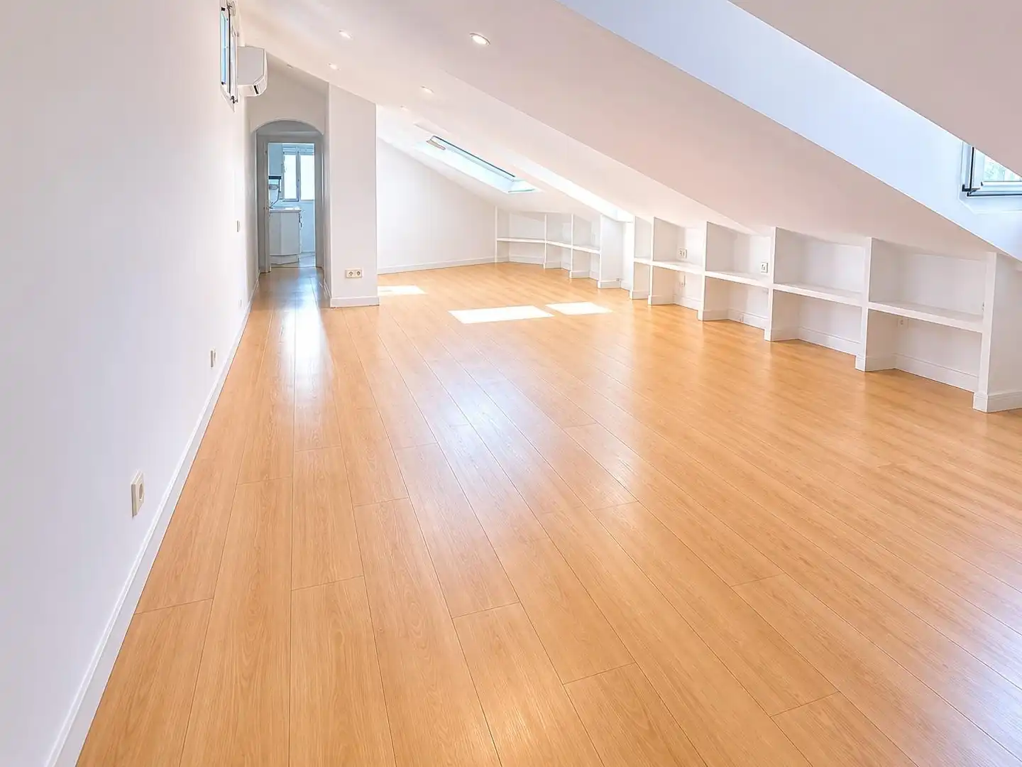 Attic for sale in Madrid  with Air Conditioner and Heating