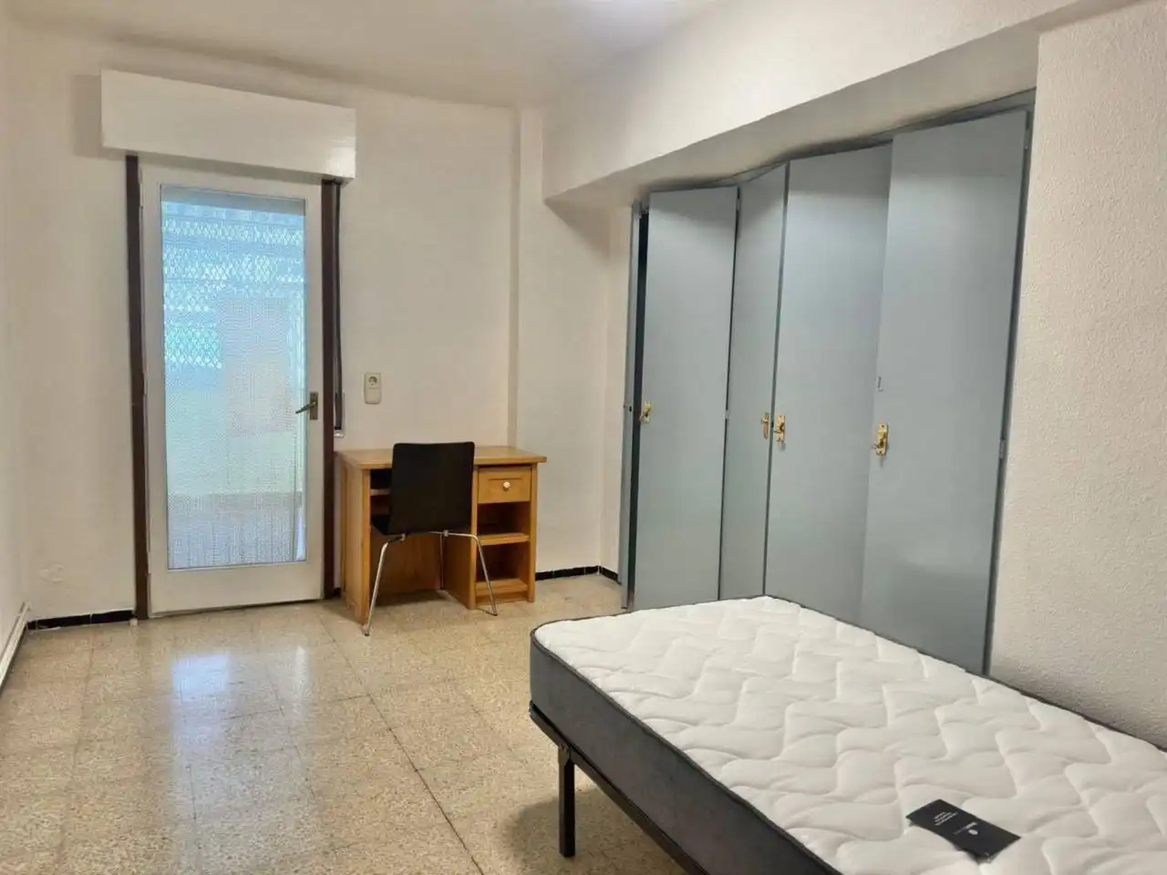 Habitación de Piso de alquiler en Girona con Calefacción, Terraza y Amueblado