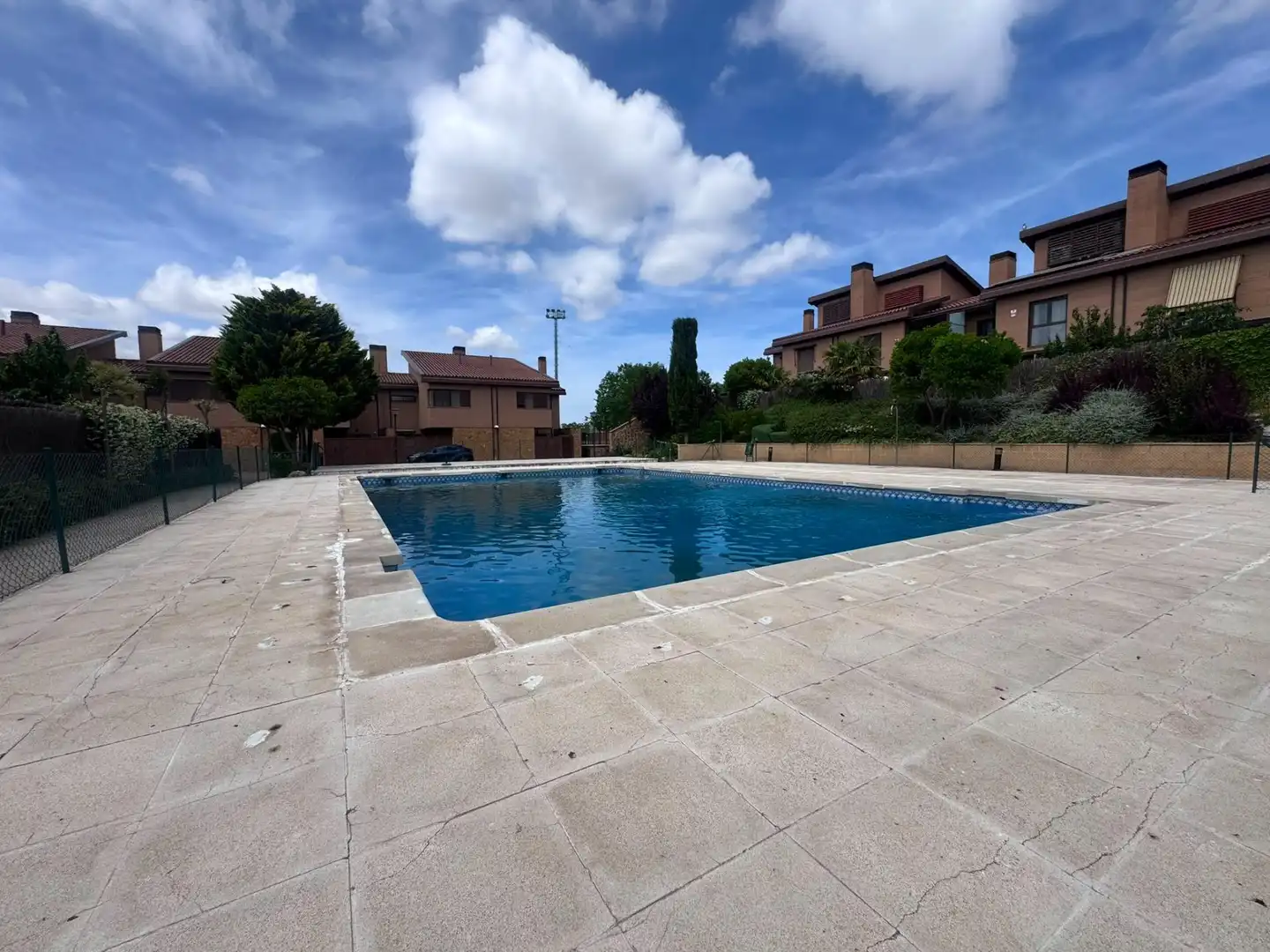 Piscina de Casa adosada en venta en Yebes con Calefacción, Balcón y Piscina comunitaria