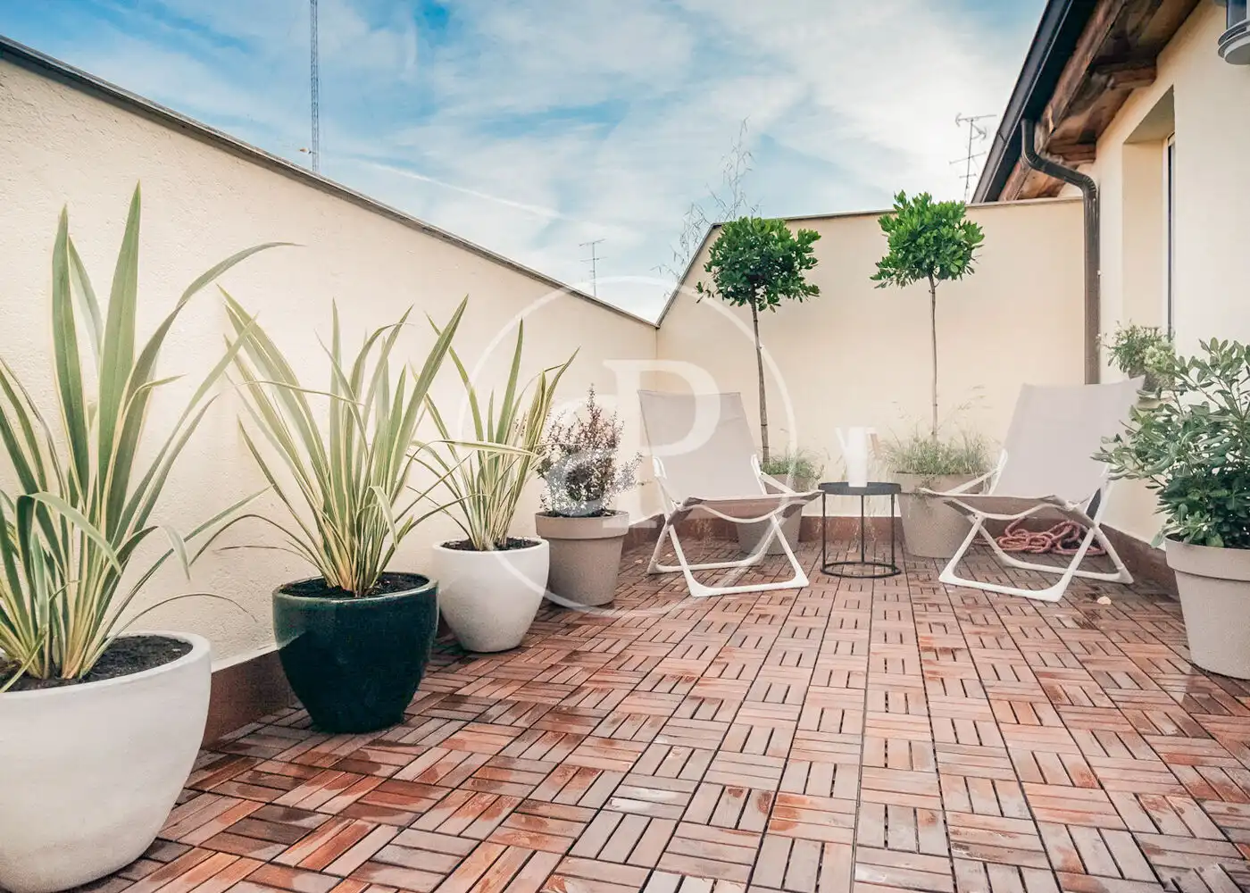 Attic for rent in C. de los Caños del Peral, Palacio