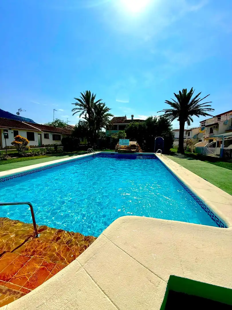 Schwimmbecken von Einfamilien-Reihenhaus zum Verkauf in Dénia mit Klimaanlage, Privatgarten und Terrasse