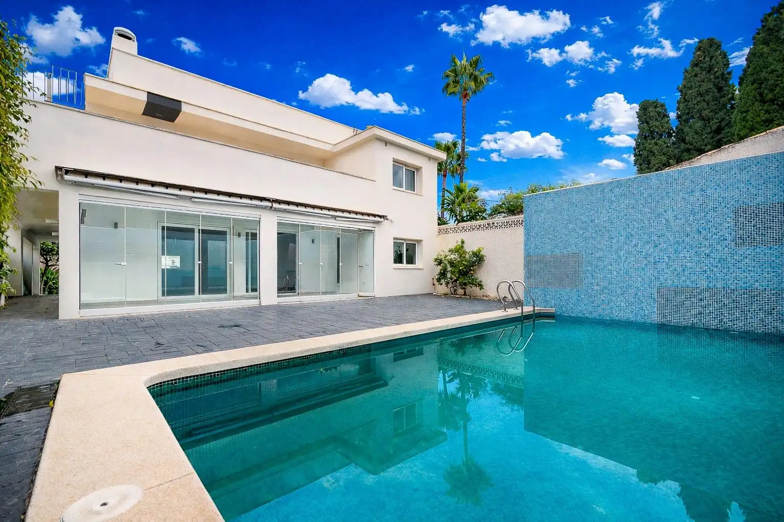 Swimming pool of Detached homes for sale in L'Alfàs del Pi  with Air Conditioner, Private garden and Swimming Pool