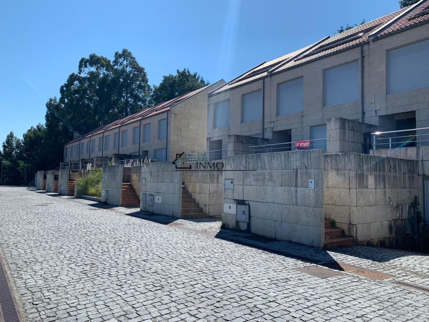 Vista exterior de Casa adosada de lloguer en Poio amb Jardí privat