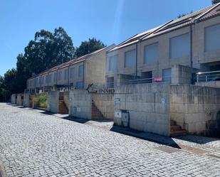 Vista exterior de Casa adosada de lloguer en Poio amb Jardí privat