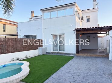 Maison avec balcon à louer à La Conarda