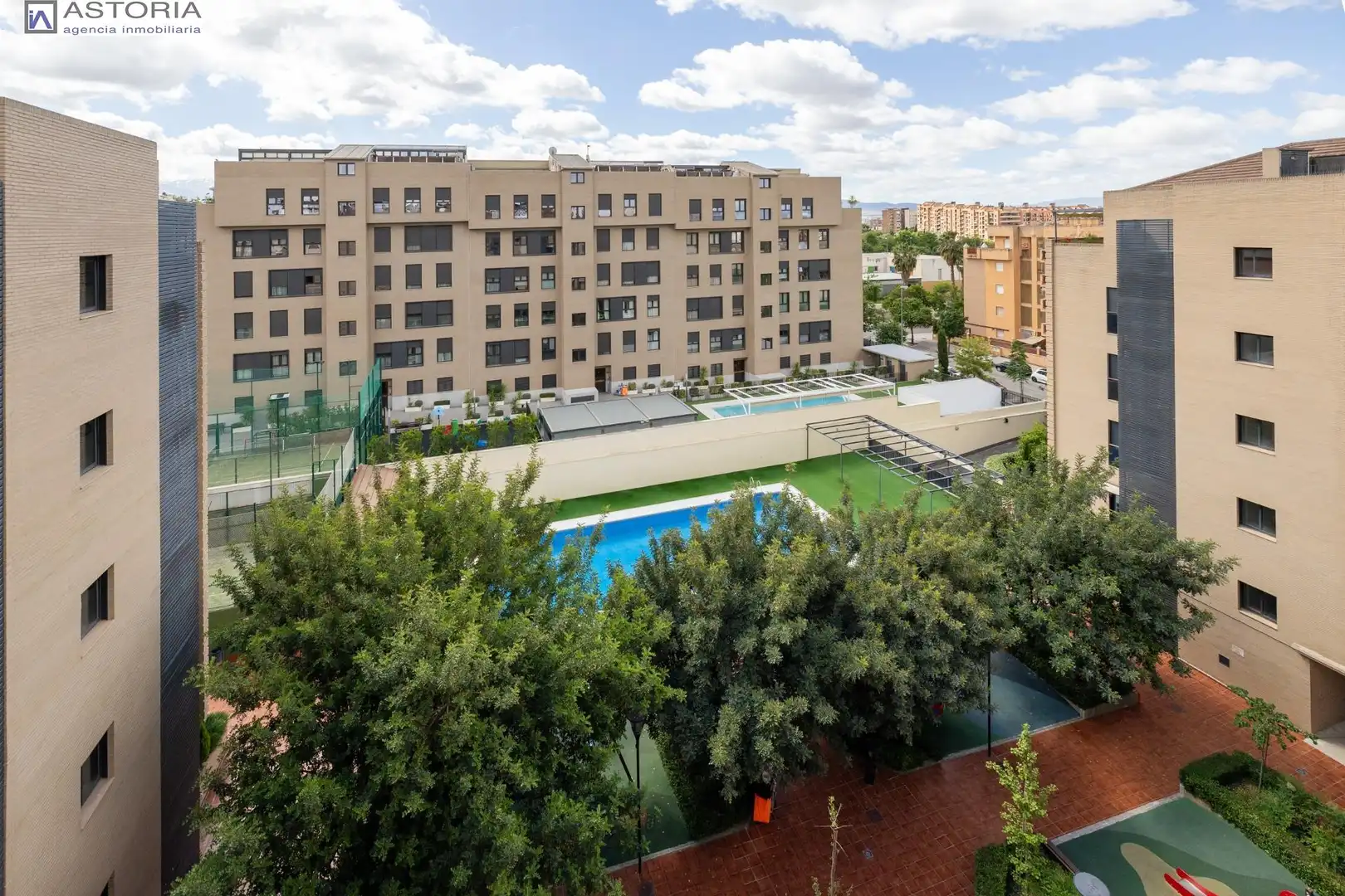 Piscina de Ático en venta en Granada con Calefacción, Terraza y Trastero