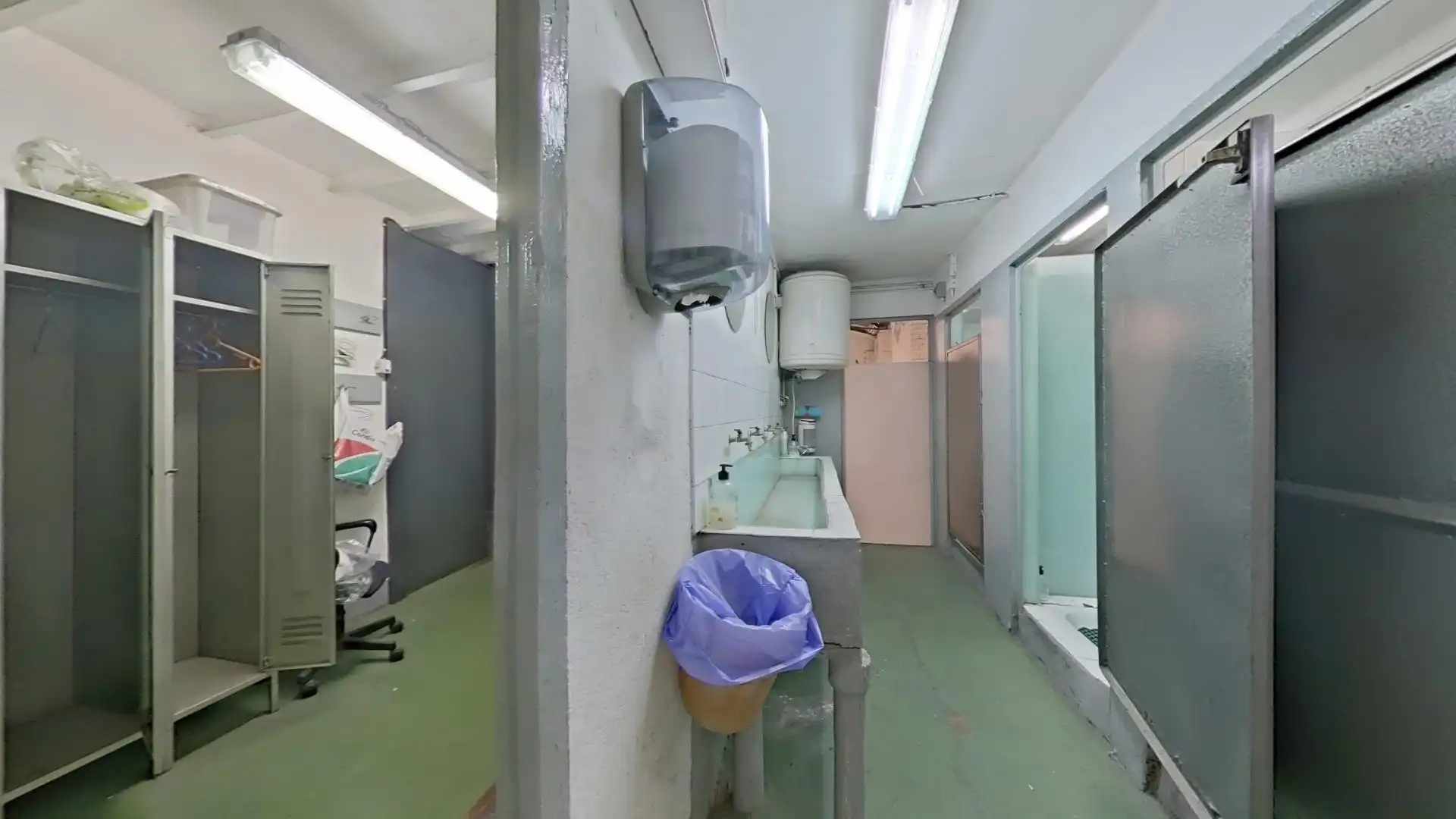 Baño de Nave industrial de alquiler en Ripollet