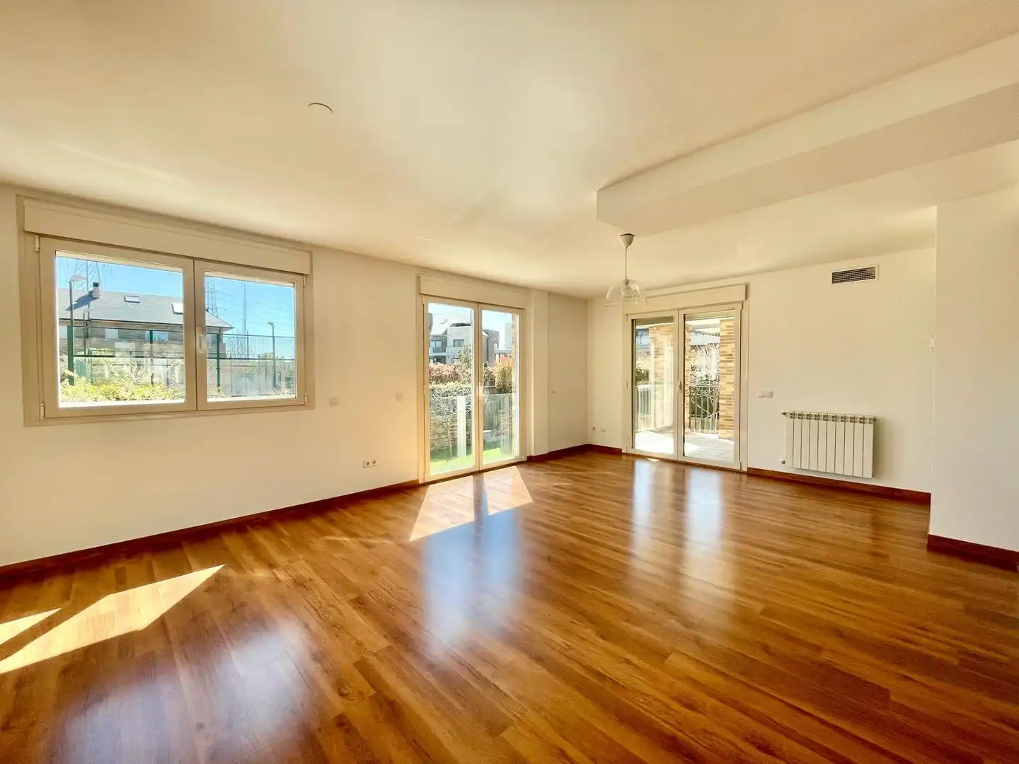 Sala de estar de Casa adosada de alquiler en Majadahonda con Aire acondicionado, Calefacción y Jardín privado