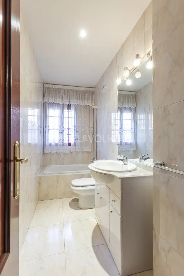 Baño de Casa o chalet de alquiler en Pozuelo de Alarcón con Calefacción, Jardín privado y Parquet