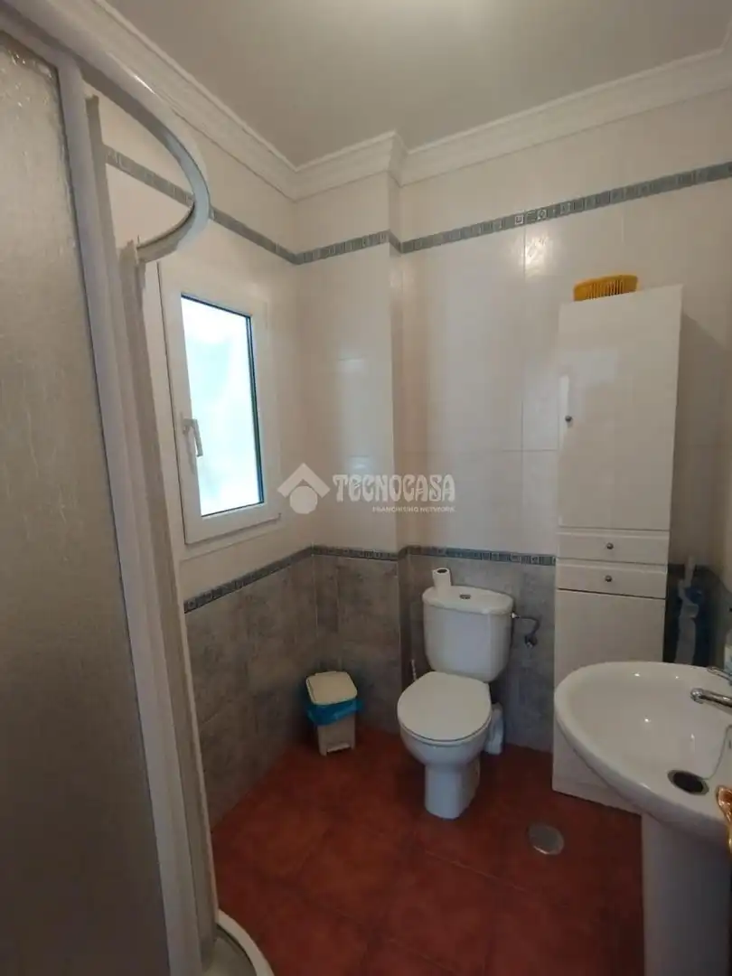 Badezimmer von Einfamilien-Reihenhaus zum Verkauf in Málaga mit Klimaanlage, Terrasse und Balkon