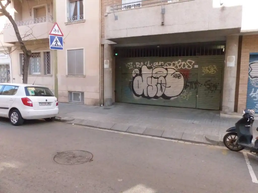 Außenansicht von Garage zum Verkauf in Barcelona