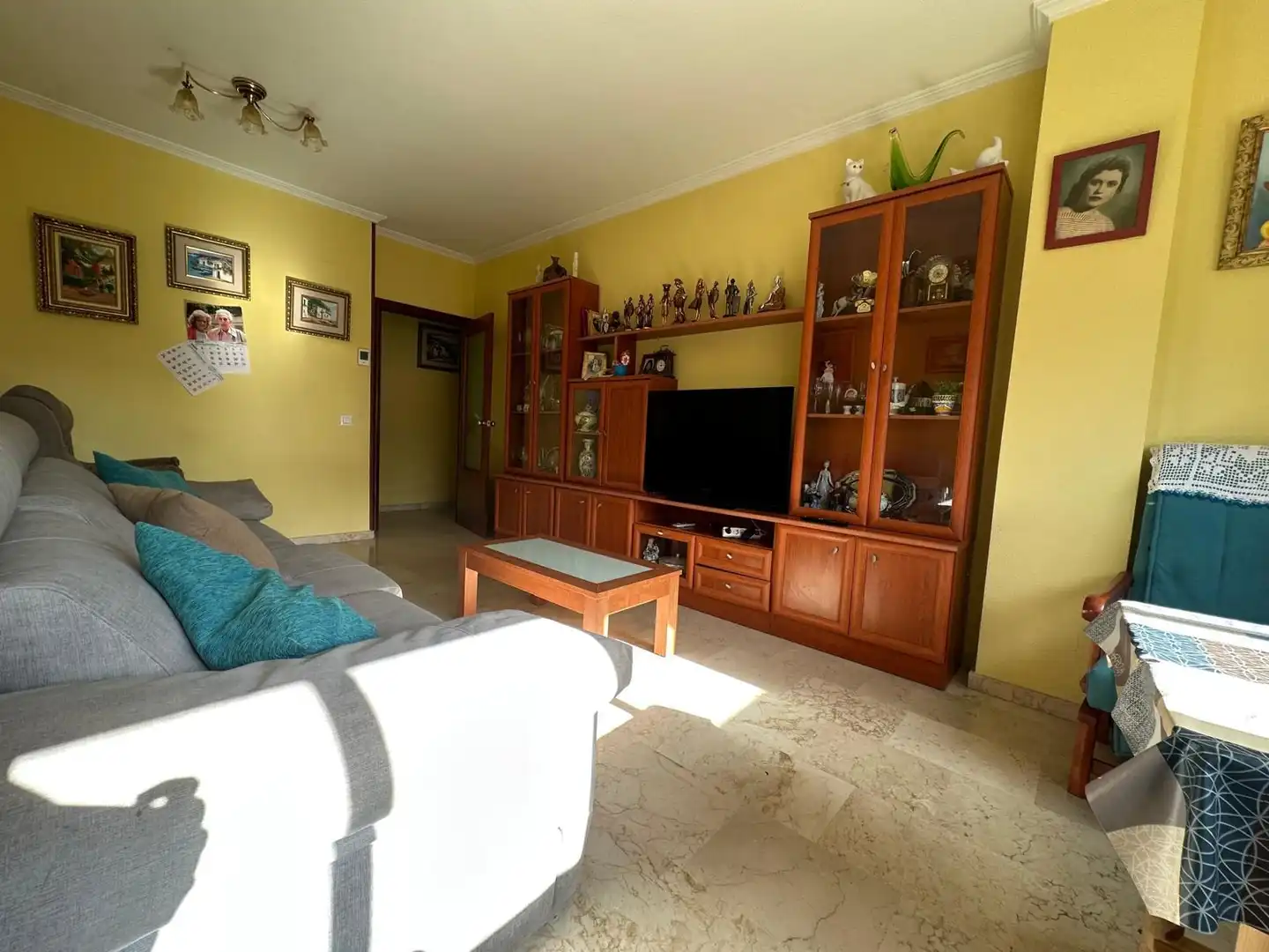 Living room of Flat for sale in Sevilla  with Air Conditioner, Heating and Storage room
